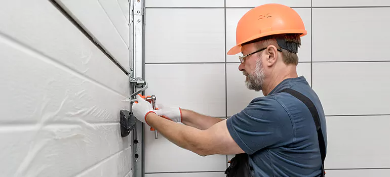 Commercial Garage Door Repair in Quebec City, QC