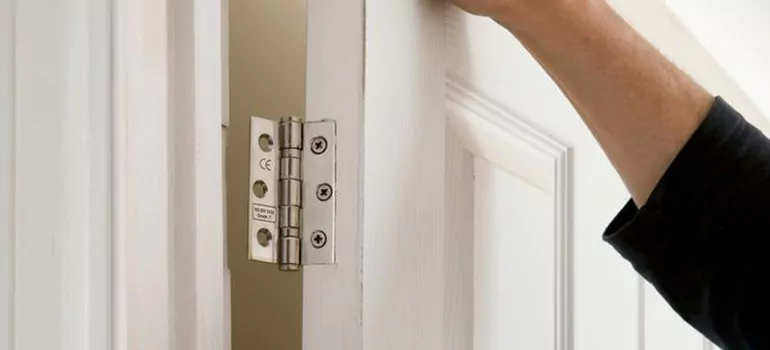 Bathroom Stall Door Hinge Repair in Quebec City, QC